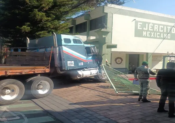 Trailero se queda sin frenos y derriba reja del Hospital Militar en Chivatito