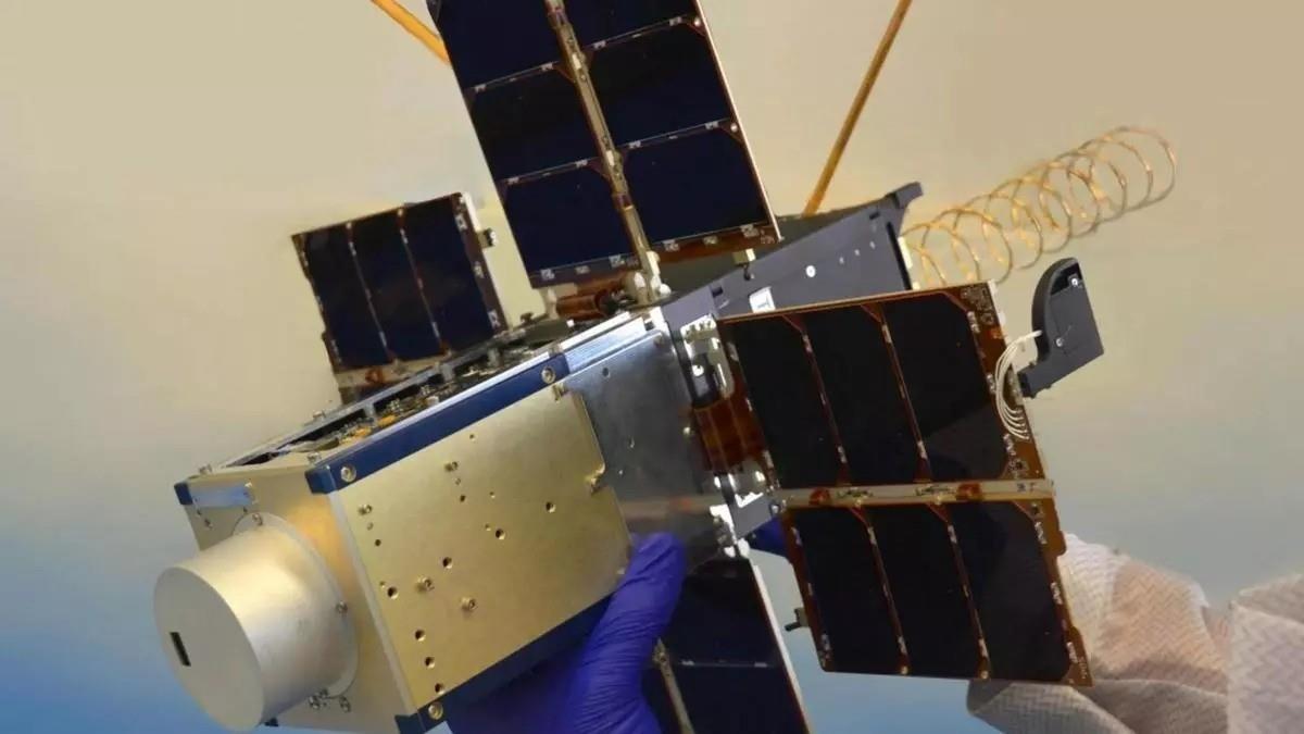 Dicho satélite, del tamaño de una taza, está construido con madera de magnolia en lugar de aluminio. Foto: Sport.