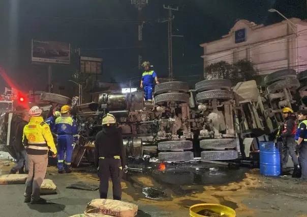 Vuelca tráiler tras exceder velocidad en avenida Barragán