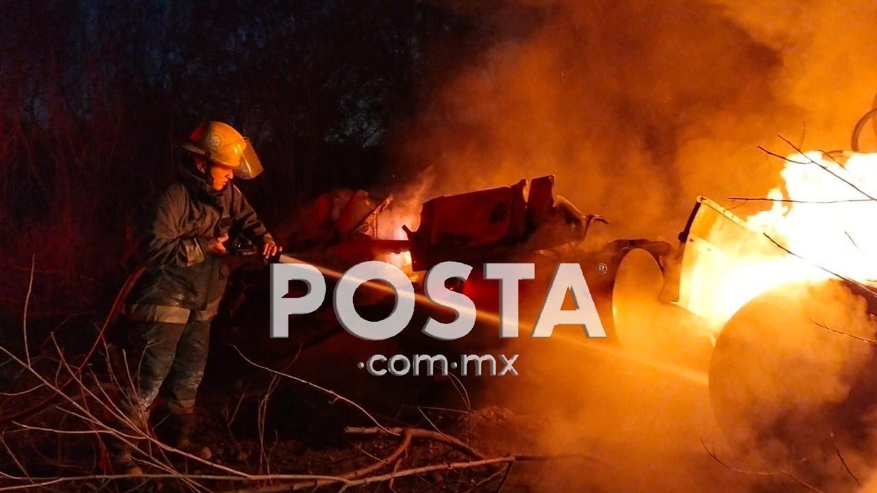 La unidad salió de la carpeta asfáltica que comenzó a incendiarse. Foto: Raymundo Elizalde.