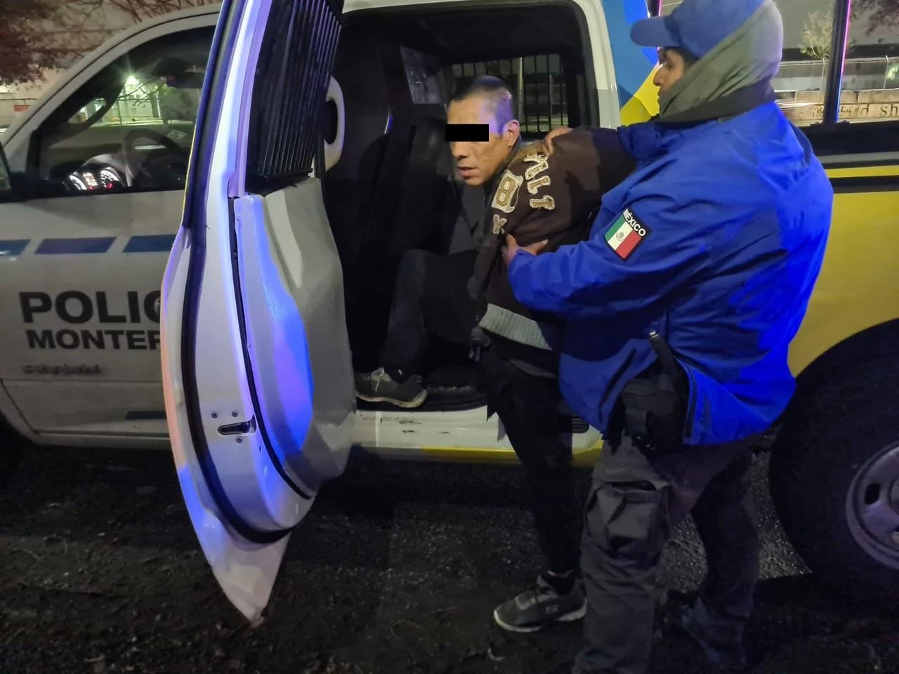 Se presume que el hombre causó daños en una lámina del techo para ingresar al negocio. Foto: Policía de Monterrey.