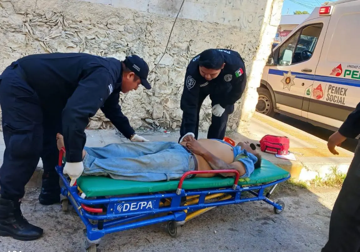 Una maestra reportó que una persona se encontraba tirada fuera del centro escolar sin reacción alguna.- Foto de redes sociales