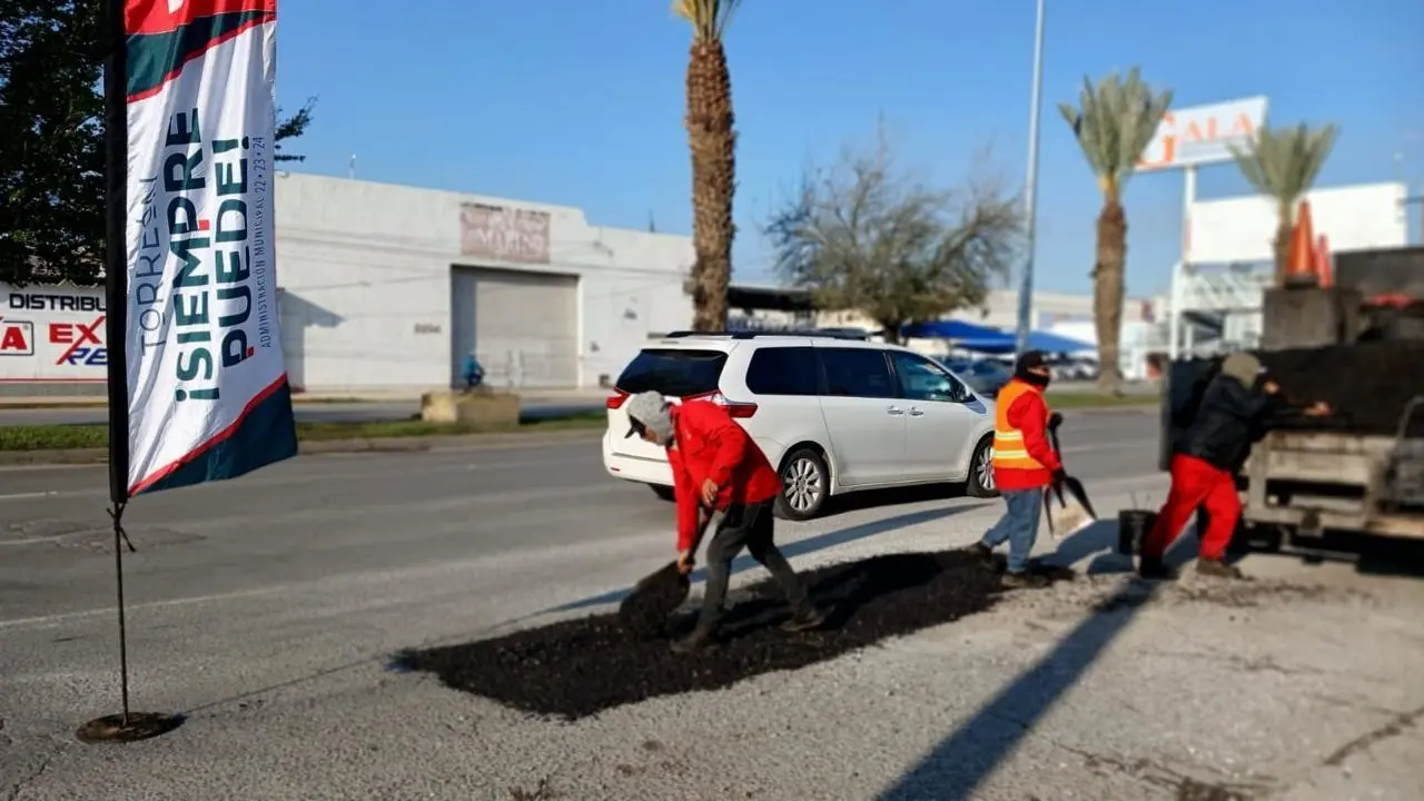 Es importante destacar que estas intervenciones se llevan a cabo de acuerdo con la agenda estructurada por el organismo, basándose en recorridos diario. (Fotografía: Gobierno de Torreón)