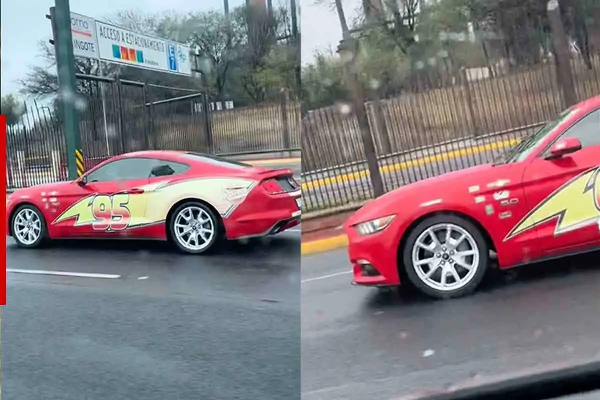 El carro similar al Rayo McQueen de la película de Disney Cars se le vio por avenida Constitución. Foto. Captura de Imagen