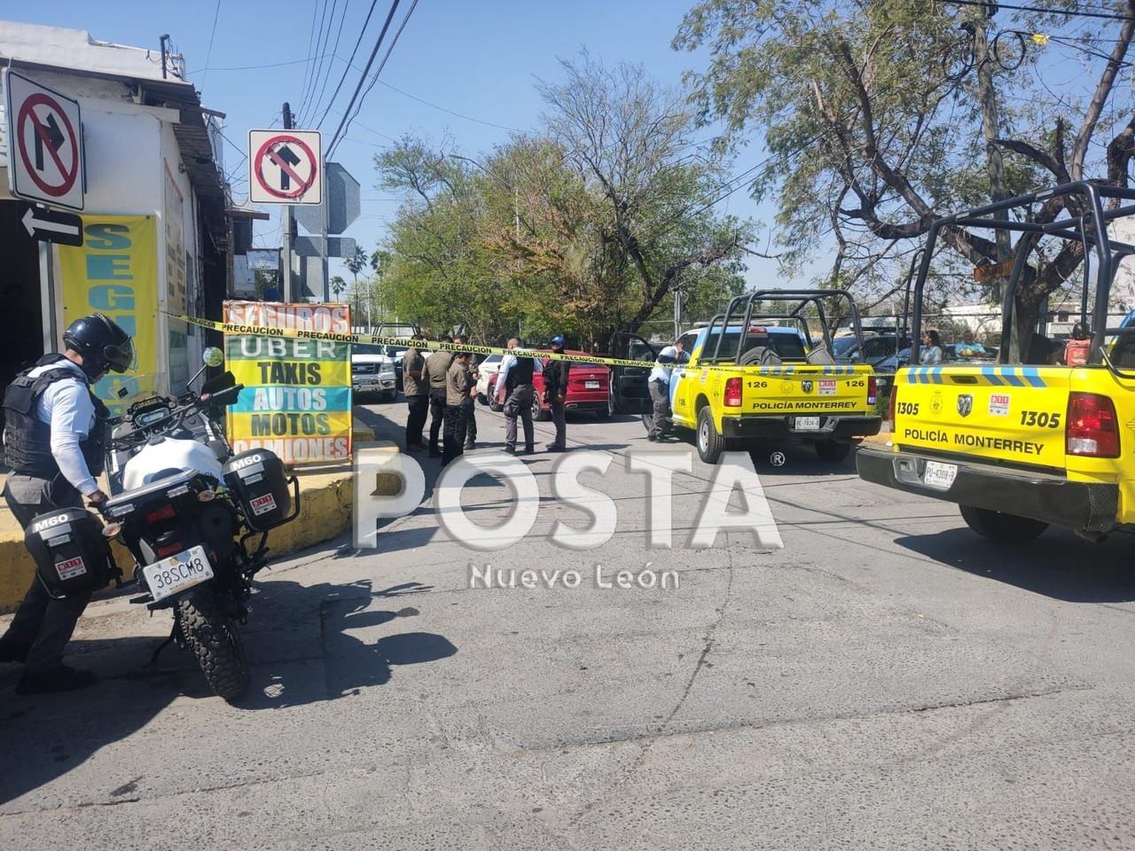 Persigue policía Regia un auto y detiene a dos personas en Mitras Norte. Foto: Ray Elizalde