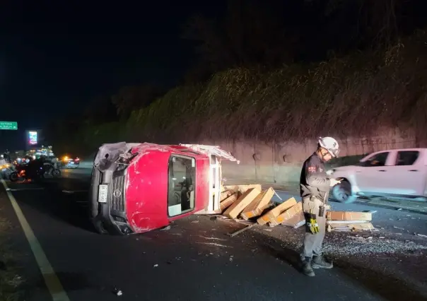 Vuelca camioneta tras impactarse con muro en Monterrey