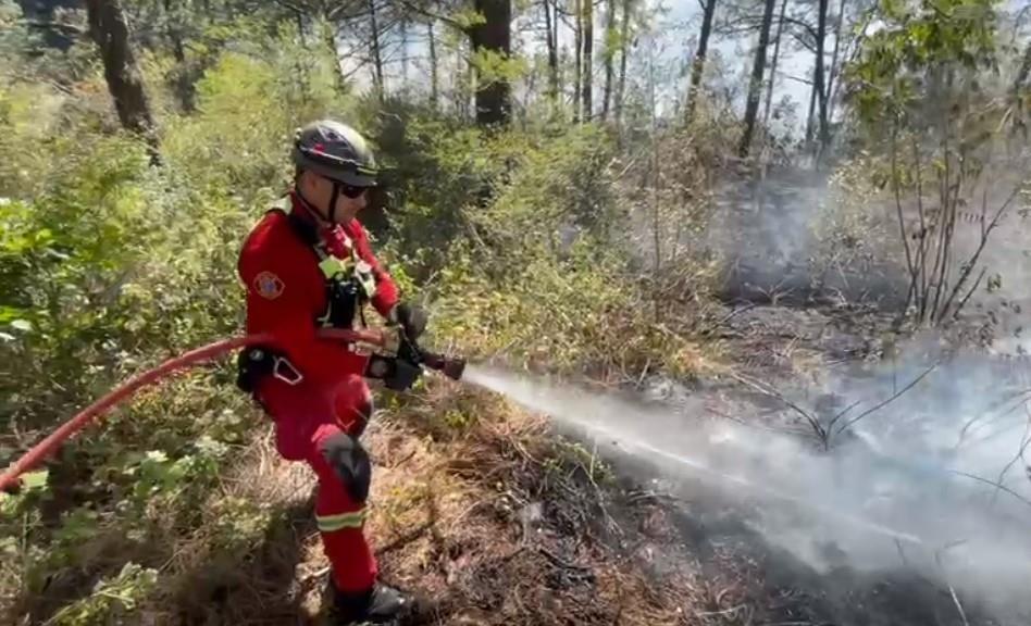 Protección Civil trabaja en apagar un incendio en la Sierra de Santiago. Foto. Captura de Imagen.