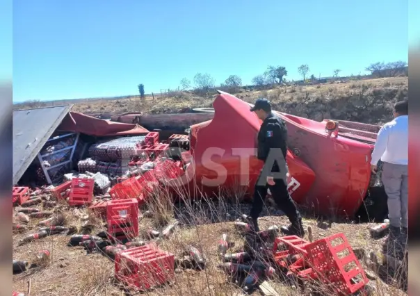 Vuelca camión de Coca Cola y se arma la rapiña