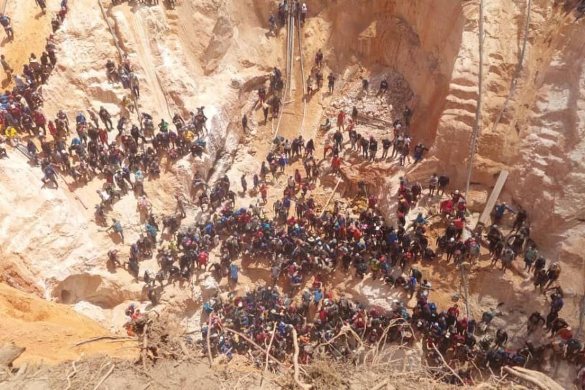 La mina colapsó y quedaron atrapadas alrededor de 100 personas Foto: X(Twitter)