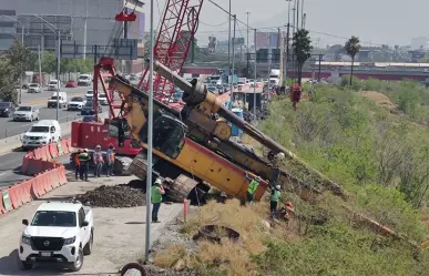 Cae máquina perforadora en río Santa Catarina