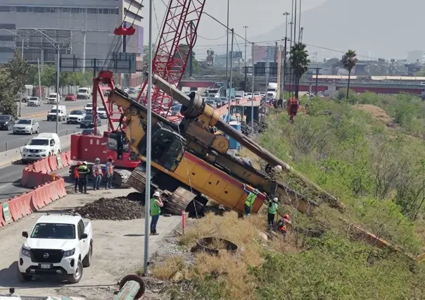 Cae máquina perforadora en río Santa Catarina