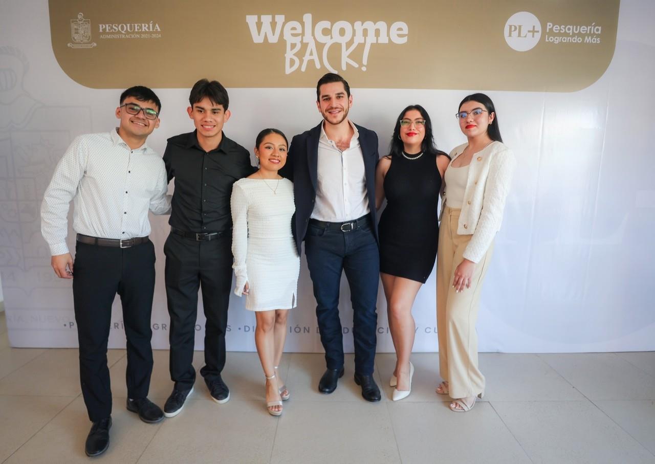 Regresan de Boston, después de 6 meses, estudiantes becados por municipio de Pesquería. Fotos. Cortesía