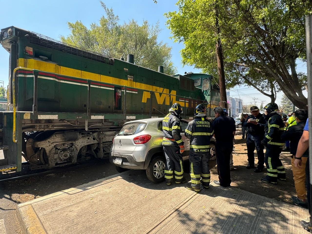 ¡Se lo llevó el tren!.. automovilista intenta ganarle el paso y es arrastrado Fotos y video: ramón Ramírez