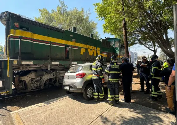 ¡Se lo llevó el tren!.. automovilista intenta ganarle el paso y es arrastrado