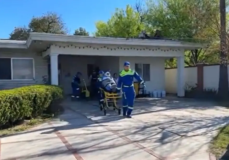 La mujer, de 88 años, fue trasladada al Hospital 21 del IMSS para recibir la atención correspondiente a sus quemaduras. Foto: Protección Civil de Nuevo León.