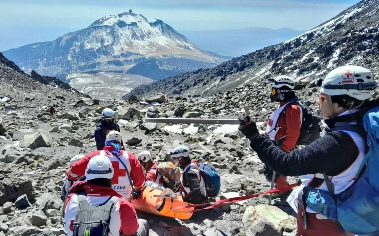 El grupo de alpinistas provenientes de Jalisco decidió escalar el Pico de Orizaba pese a las alertas del clima. Foto: Protección Civil Veracruz.