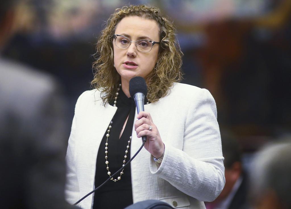 La representante republicana Erin Grail hace una pregunta en el pleno de la Cámara de Representantes de Florida, el 25 de mayo de 2022, en el Capitolio, en Tallahassee, Florida. (AP Foto/Phil Sears)