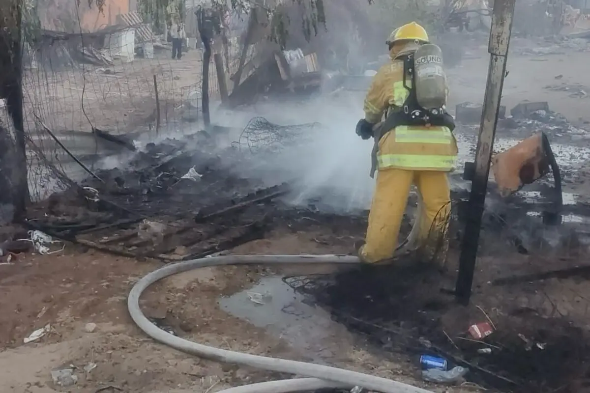 Bomberos controlan incendio en Lomas del Sol. Foto: H. Cuerpo de Bomberos de Cabo San Lucas