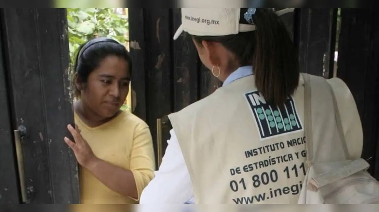 Podrás llamar al 800-111-46-34 para verificar que quien toca tu puerta si pertenece al INEGI. Foto: Gobierno de México.