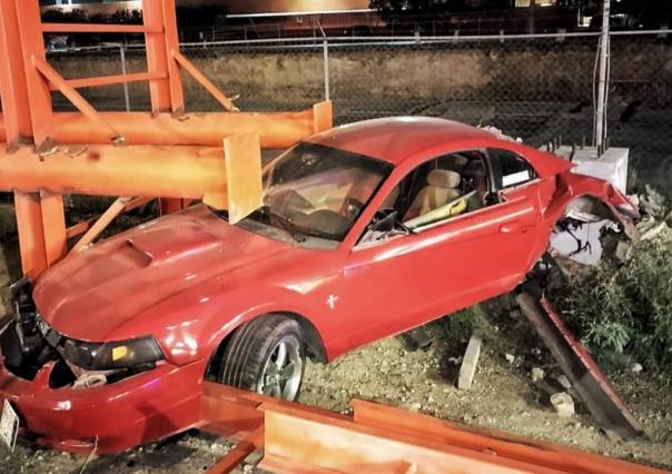 Joven impacta aparatosamente Ford Mustang en Ramos Arizpe 