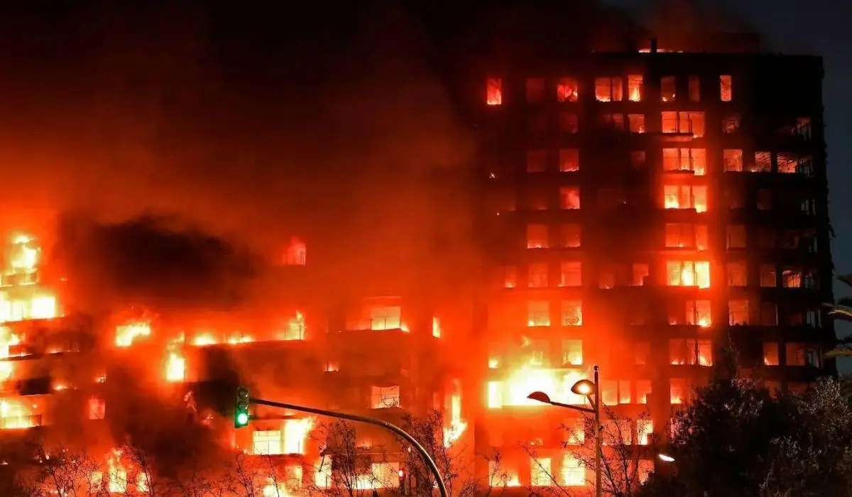 Autoridades españolas continúan trabajando para apagar el incendio en Valencia, España Foto: @jusapol