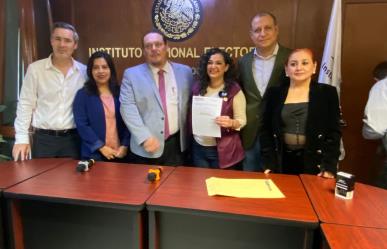 Olga Sosa y JR acuden a solicitar registro al INE Tamaulipas