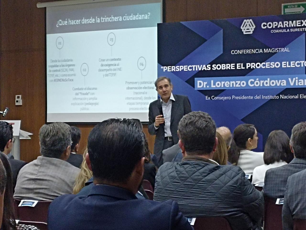 Lorenzo Córdova en su conferencia magistral sobre el panorama de las elecciones. Foto de Ana Escobedo.