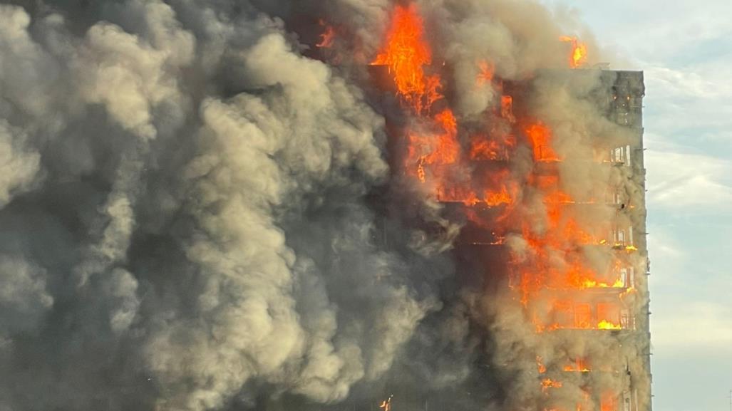 ¡Envuelto en llamas! Incendio en edificio de 14 pisos de Valencia: hay heridos