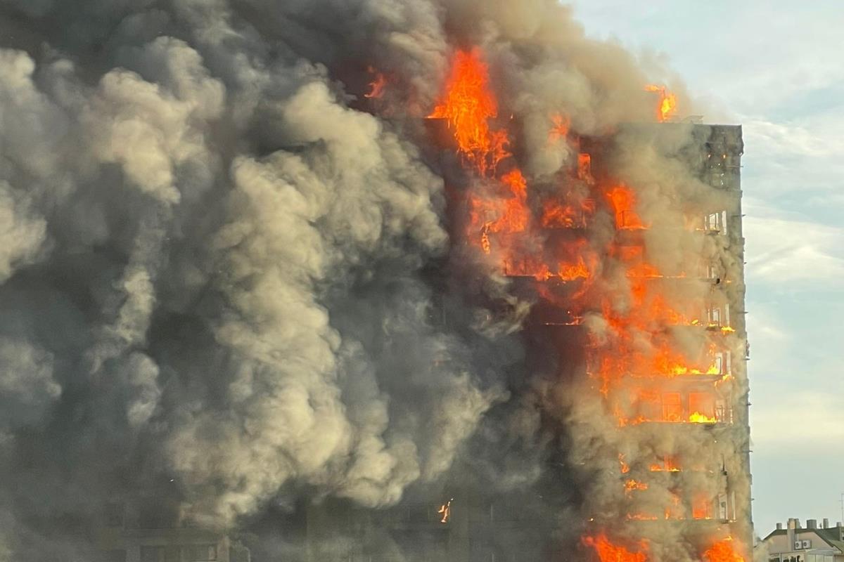 El incendio ocurrió en un edificio ubicado en en la avenida del Maestro Rodrigo, del barrio de Campana, de Valencia. Fuente: X (antes Twitter)/@GVA112