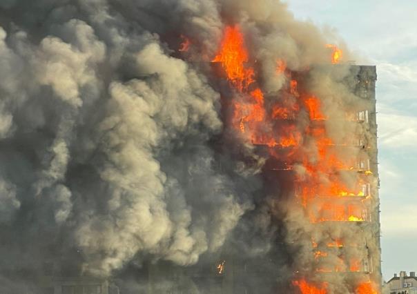 ¡Envuelto en llamas! Incendio en edificio de 14 pisos de Valencia: hay heridos