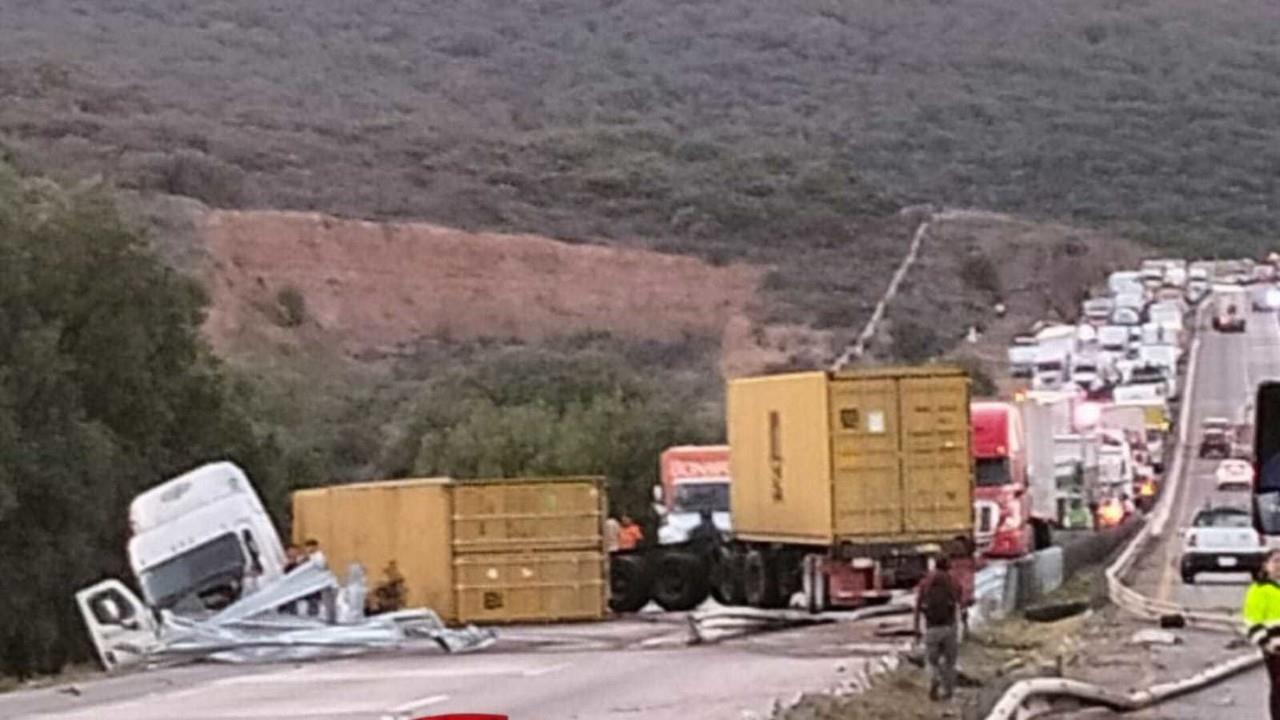 Volcadura de tráiler provoca el cierre del Arco Norte