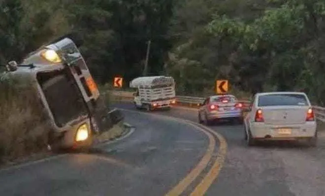 Caos por volcadura de tráiler en la Toluca-Cd. Altamirano. Foto: Especial