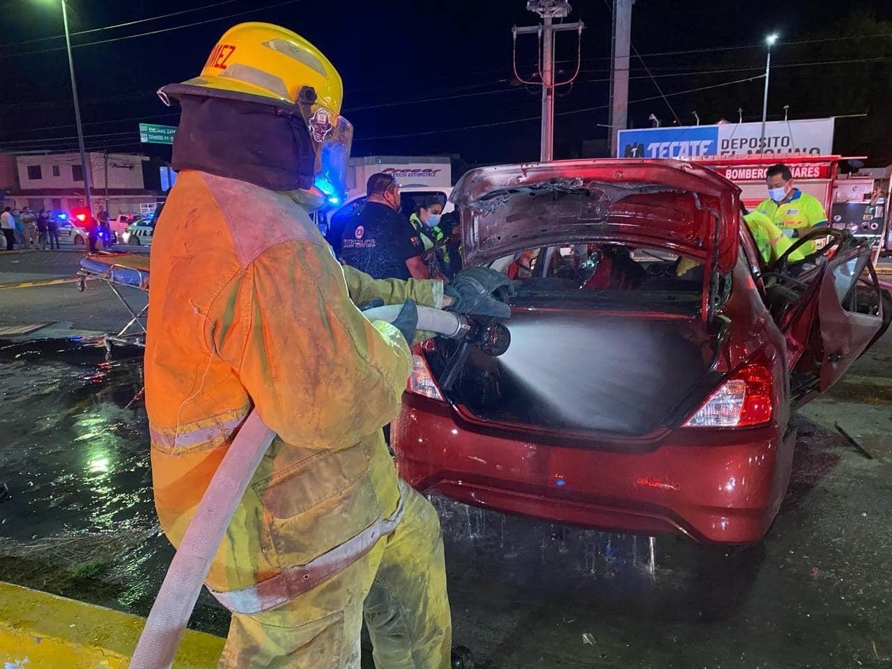 Por el momento, se desconoce la identidad del conductor, ya que se encontraba inconsciente al momento del rescate. Foto: Al Día N.L.
