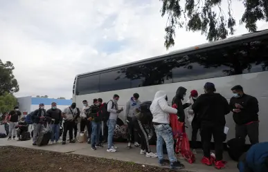 Migrantes en apuros: La Patrulla Fronteriza deja a cientos en parada de autobús de San Diego