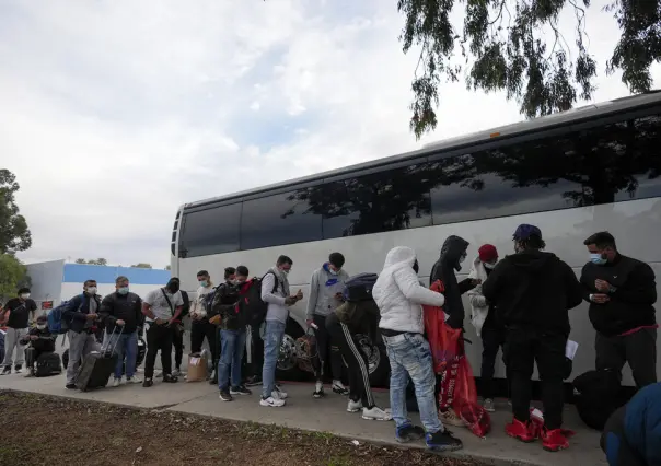 Migrantes en apuros: La Patrulla Fronteriza deja a cientos en parada de autobús de San Diego