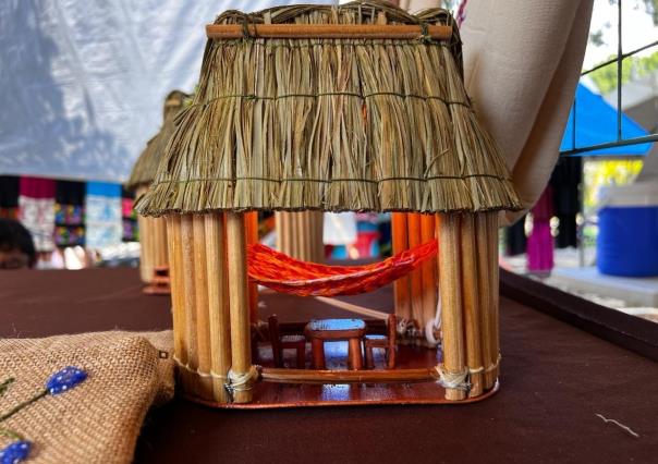 Artesano elabora lámparas en forma de casas mayas