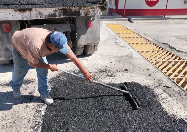 Continúan labores de bacheo para mejorar vialidades en Frontera