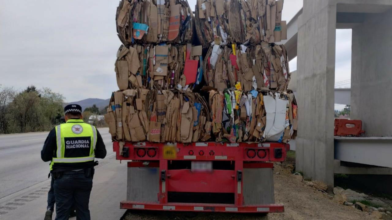 El detenido fue puesto a disposición por robo a transporte de carga y cohecho. Foto: GN