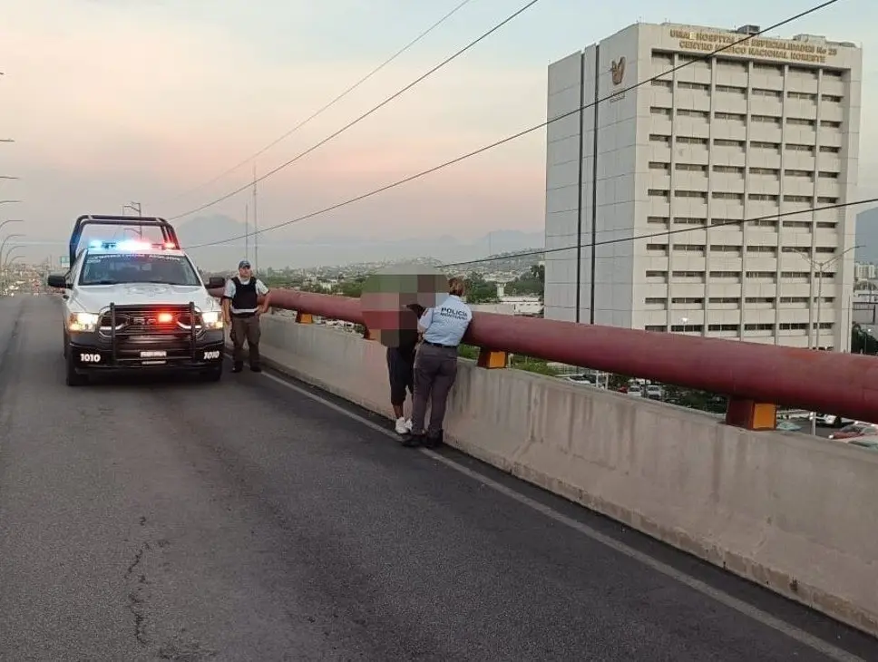 Al ser vista, choferes de los camiones y testigos alertaron a las autoridades. Foto: Redes Sociales.