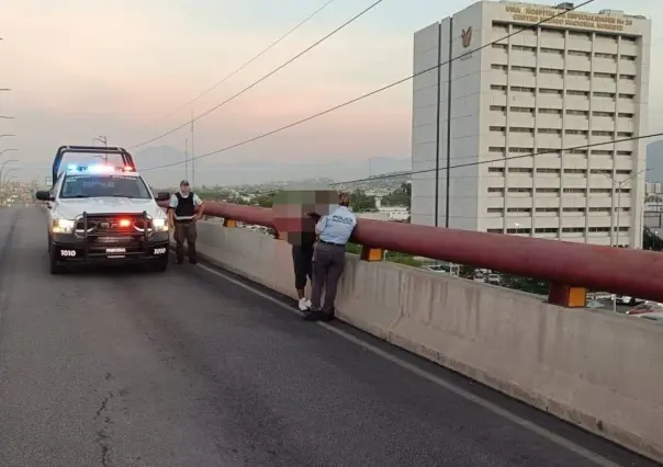 Evita policía que mujer se aviente de puente en Monterrey