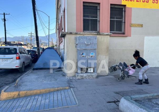 Acampa familia ecuatoriana en calles de Monterrey; buscan el sueño americano