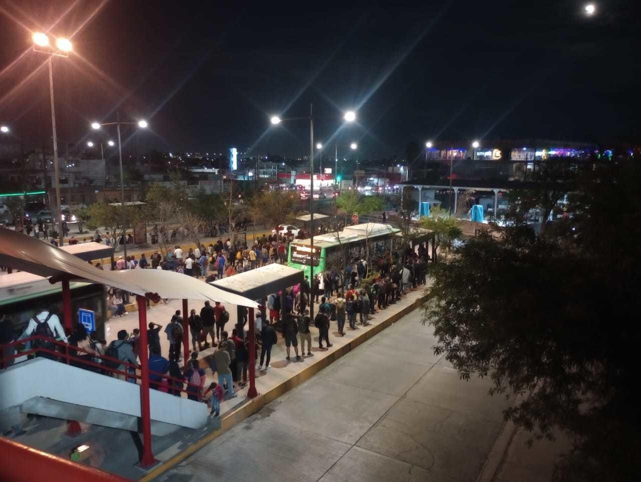 Viernes de locura; Así esperan el Transmetro en la Expo (VIDEO)