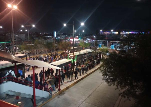 Viernes de locura; Así esperan el Transmetro en la Expo (VIDEO)