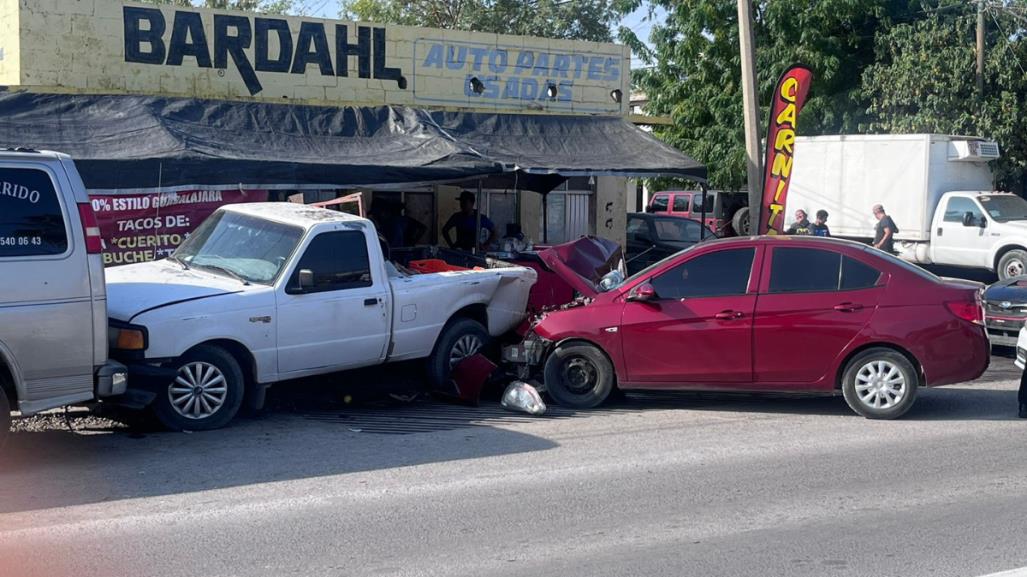 Causa aparatoso accidente por evitar atropellar a un peatón