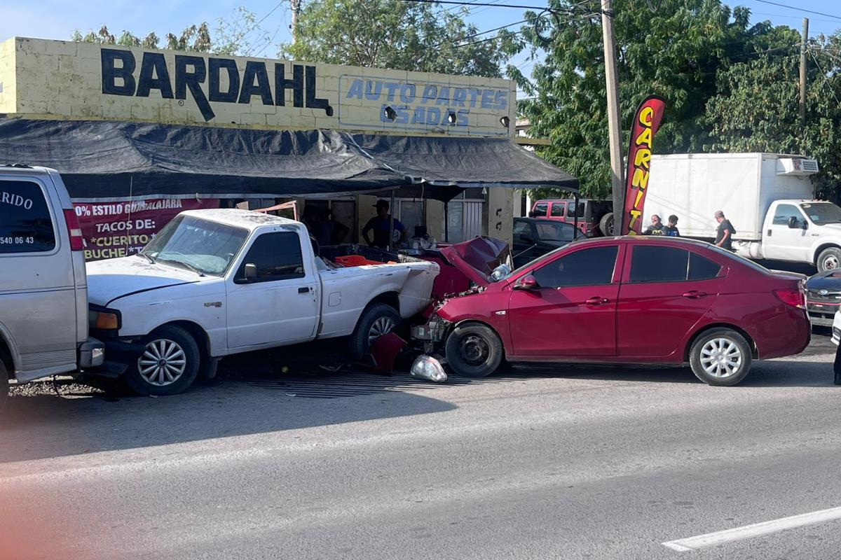 Causa aparatoso accidente por evitar atropellar a un peatón