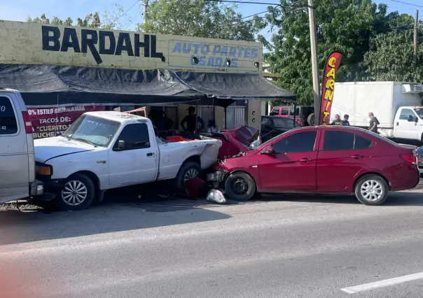 Causa aparatoso accidente por evitar atropellar a un peatón