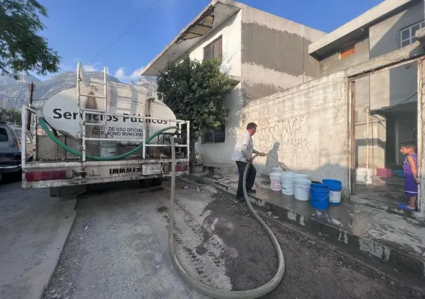 Santa Catarina envía pipas de agua a colonias cercanas al Cerro de las Mitras