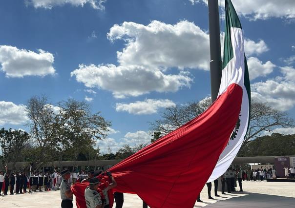 Conmemoran el Día de la Bandera Nacional en Yucatán