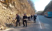 Libera Guardia Estatal tramo de la Victoria- Monterrey tras derrumbe de piedras