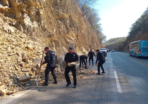 Libera Guardia Estatal tramo de la Victoria- Monterrey tras derrumbe de piedras